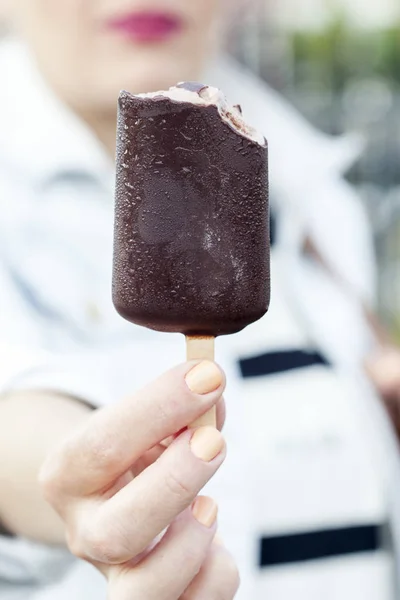 스틱에 초콜릿 아이스크림 — 스톡 사진