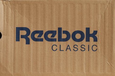 Kiev, Ukrayna-Temmuz 19,2017: mavi Reebok işareti ile açık kahverengi renkli, Reebok International Ltd. - spor ayakkabı ve dikiş şirket.