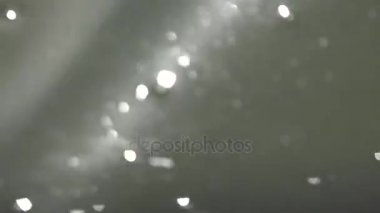 Köpüklü tatlı dalgalı su bir gün güneşli yaz, soyut arka plan bulanık sahil üzerinde parlayan