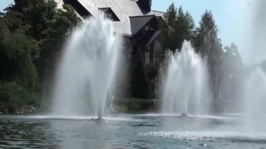 Parkta lüks çeşmeler sayısı. Su birikintisi içinde yüklü