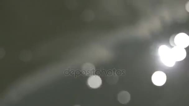 Eau fraîche et pétillante qui brille par une journée d'été ensoleillée, fond flou abstrait sur le bord de la mer 