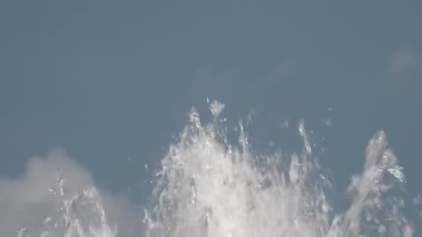 Die Spitze Des Brunnens Ein Wasserstrahl Gegen Den Himmel — Stockvideo