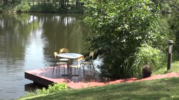 연못의 카페에서 테이블 로맨스 — 비디오