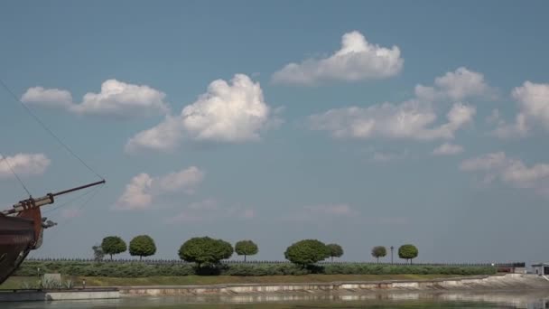 Ciel Bleu Avec Nuages Blancs Sur Fond Mer Sous Rangée — Video