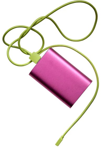 Розовый аккумулятор на белом фоне с зеленой проволокой — стоковое фото
