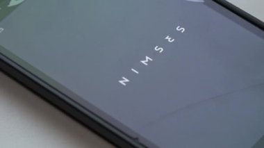 Kiev, Ukrayna - 12 Mayıs 2017: Nimses mobil uygulama smartphone ekranında lansmanı