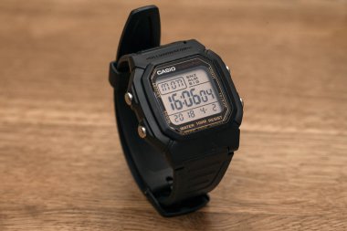 Kiev, Ukrayna - 02 Nisan 2018: Dijital Casio kronometrik bir gözlem üzerinden 80'ler ile bir saat.