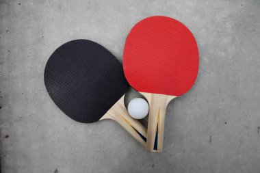 Masa Tenisi raketi topu bir Masa Tenisi tablo ile