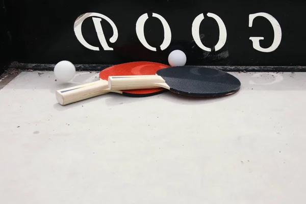 Tischtennisschläger Mit Ball Auf Einer Tischtennisplatte — Stockfoto