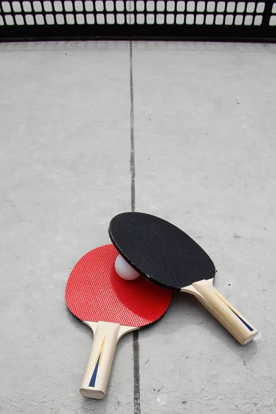Raquete Tênis Mesa Com Bola Uma Mesa Tênis Mesa — Fotografia de Stock