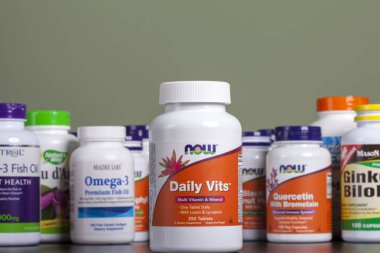 Kiev, Ukrayna - 24 Nisan 2018 vitamin ve mineral kapsül şişe. Vitaminler ve diyet takviyeleri..... .birkaç şişe arkasında kaldı. Stüdyo vurdu.