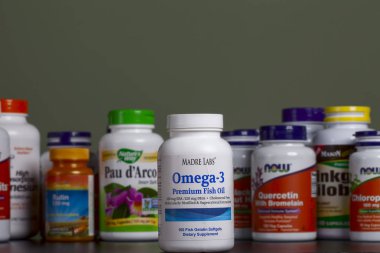 Kiev, Ukrayna - 26 Nisan 2018 şişe Madre Labs Omega 3 balık yağı konsantresi ile. Vitaminler ve diyet takviyeleri..... .birkaç şişe arkasında kaldı.