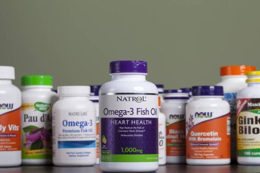 Kiev, Ukrayna - 26 Nisan 2018 şişe balık yağı konsantre Omega 3 Natrol ile. Vitaminler ve diyet takviyeleri..... .birkaç şişe arkasında kaldı. Stüdyo vurdu.