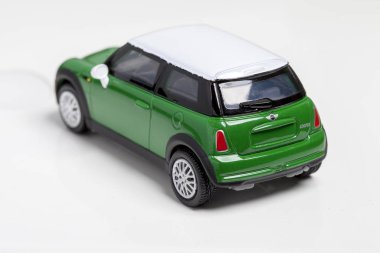 Kiev, Ukrayna - 3 Mayıs 2018: Çin'deki bir çocuk oyuncak olarak yapılan beyaz bir çatı ile yeşil bir Mini Cooper araba bir minyatür resim