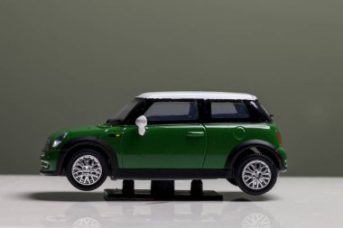 Kiev, Ukrayna - 3 Mayıs 2018: Çin'deki bir çocuk oyuncak olarak yapılan beyaz bir çatı ile yeşil bir Mini Cooper araba bir minyatür resim