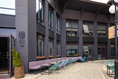 Kiev, Ukrayna - 9 Mayıs 2018: bir modern siyah kafede Kiev elit bölge. Tsvetnye steli ve tablolar sokakta