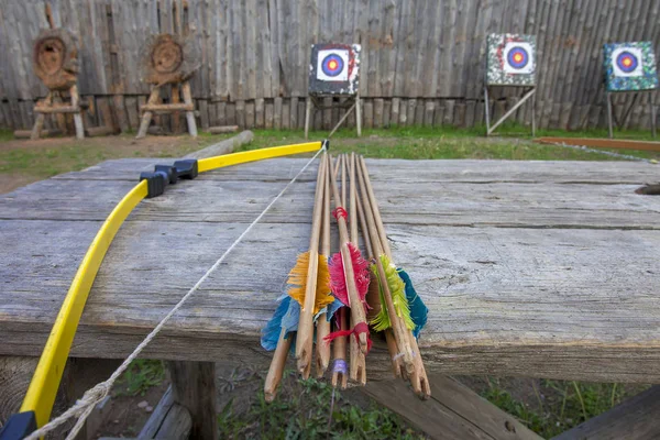 Arco Para Disparar Flechas Sobre Mesa Para Entrenar Disparar Contra —  Fotos de Stock