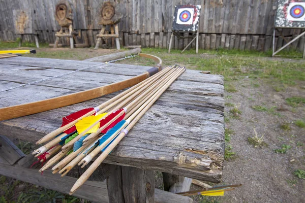 Arco Para Disparar Flechas Sobre Mesa Para Entrenar Disparar Contra —  Fotos de Stock