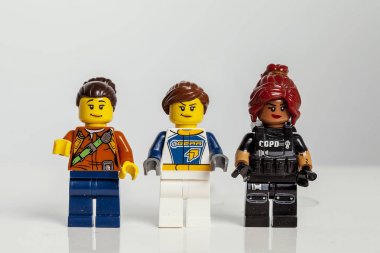 Kiev, Ukrayna - 10 Mayıs 2018: beyaz zemin üzerine üst üste dizilmiş üç lego rakamlar. Makro. Lego Minifigures Lego Group tarafından imal edilmektedir.