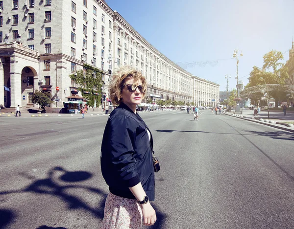 Reizigers Lopen Het Oude Middengedeelte Van Chresjtsjatyk Street Kiev — Stockfoto