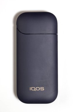 Kiev, Ukrayna - 16 Kasım 2019: En son elektronik sigaralar, Iqos tütün ısıtma sistemi, sigara içmek, siyah arka planda koyu mavi.