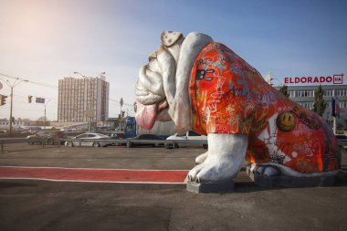 Kiev, Ukrayna - 19 Aralık 2019: Büyük bir İngiliz bulldog heykeli. Kiev 'deki anıt. Görüş