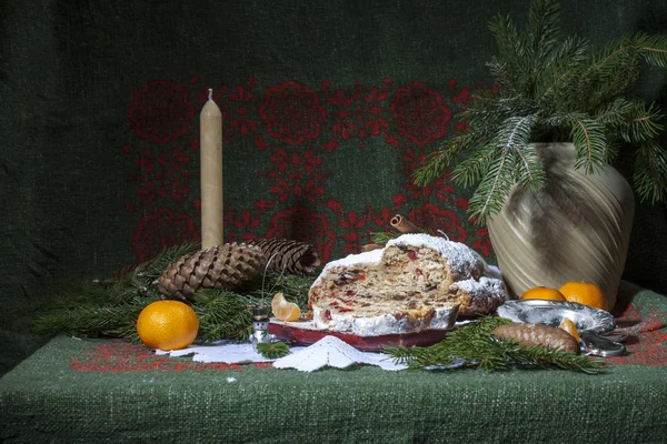 Kerst Stollen Met Gekonfijte Vruchten Rozijnen Een Feestelijke Tafel — Stockfoto