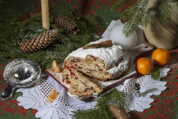 Kerst Stollen Met Gekonfijte Vruchten Rozijnen Een Feestelijke Tafel — Stockfoto
