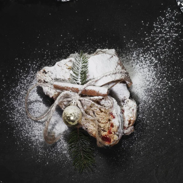 Kerst Stollen Met Gekonfijte Vruchten Rozijnen Een Feestelijke Tafel — Stockfoto