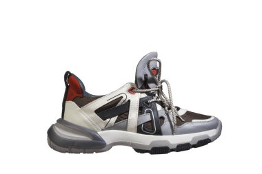 Siyah arka planda parlak, devasa spor ayakkabıları tasvir edilir. Moda ayakkabıları.