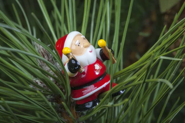 Weihnachtsmann Spielzeug Auf Grünem Weihnachtsbaum — Stockfoto