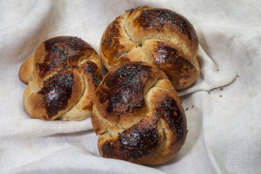 Haşhaş tohumlu çörek. Keten peçetede haşhaş tohumlu tereyağlı çörek.