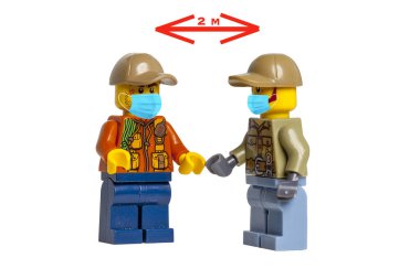 KIEV, UKRAINE - 23 Mart 2020: tıbbi maskeli lego figürleri ve mesafelerini koruyun. Coronovirüs salgını