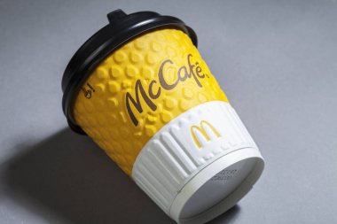 KIEV, UKRAINE - 27 Mart 2020: Kahveli kağıt bardak. McDonald 's logosu ve McCafe' nin Sıcak Kahvesi McDonald 's' ın en büyük fast-food restoran zinciri tarafından üretilir..