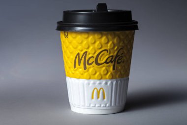 KIEV, UKRAINE - 27 Mart 2020: Kahveli kağıt bardak. McDonald 's logosu ve McCafe' nin Sıcak Kahvesi McDonald 's' ın en büyük fast-food restoran zinciri tarafından üretilir..