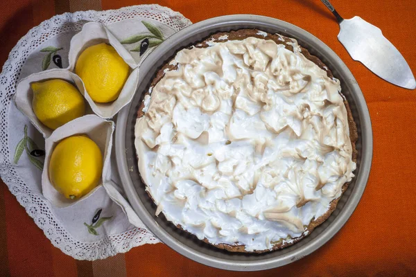 Gâteau Citron Meringue Avec Une Tasse Café Sur Fond Bois — Photo