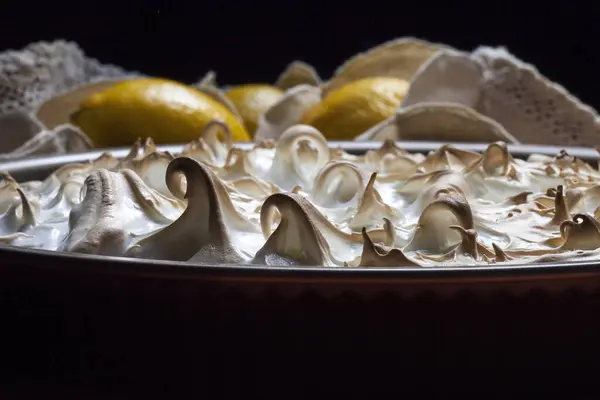 Merengue Pastel Limón Con Una Taza Café Sobre Fondo Madera — Foto de Stock