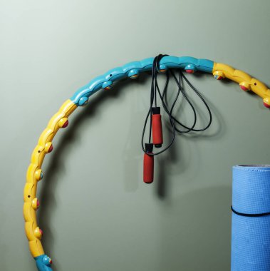 Spor malzemeleri fitness geçmişi. Evde eğitim. Karantina ve tecrit sporu konsepti. Spor arka planı kavramı