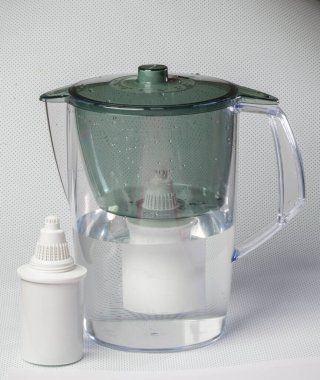 KIEV, UKRAINE - 22 Nisan 2020: sürahi su filtresi beyaz arka planda izole edildi. Gösterge filtresi ve yan görüşlü plastik sürahi. Su için ev konteynırları. Modern mutfak aletleri