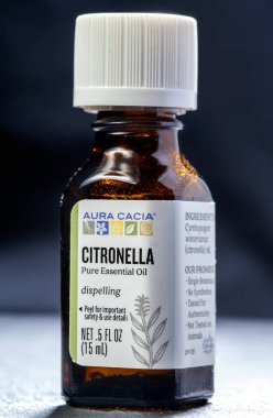 KIEV, UKRAINE - 28 Nisan 2020: sivrisinekler için tedavi. Marka AURA CACIA sitronella siyah grafit arka planda gerekli yağ