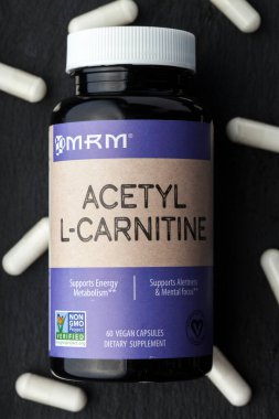 KIEV, UKRAINE - 28 Nisan 2020: L - karnitin tabletleri. Sağlıklı beslenme konsepti. Karanlık taş arka plan. Yukarıdan bak. Boşluğu kopyala