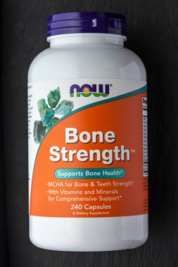 KIEV, UKRAINE - 28 Nisan 2020: Hayati kalsiyum kompleks tablet şişeleri. Kemik ve dişleri güçlendirmek için kalsiyum gerekir. Ortak sağlık. Şimdi