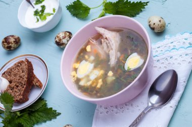 Yeşil kuş çorbası - çorba et suyu, kızamık yaprağı, ıspanak, ısırgan otu, yumurta (haşlanmış yumurta), patates, havuç, maydanoz kökü. Lehçe, Ukraynaca, Belarusça, Rusça, Musevi yemeği.