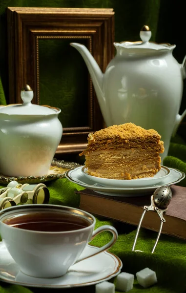 Slice Puff Honey Cake Selective Focus — Stock Photo, Image