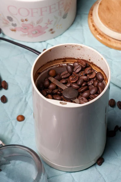 Elektrische Kaffeemühle Mit Gerösteten Kaffeebohnen — Stockfoto