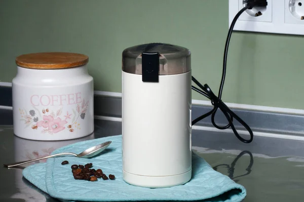 Электрическая Кофемолка Кухонном Столе — стоковое фото