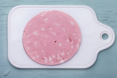 Dilimlenmiş haşlanmış lezzetli sosis beyaz arka planda izole edilmiş. Doktor sosisi.