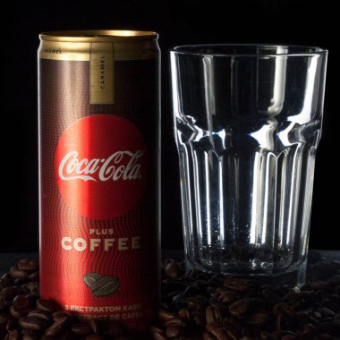 Kiev, Ukrayna - 11 Mayıs 2020: Coca-Cola demir kutusu artı kahve, yeni bir Coca-Cola yeniliği. Kahve çekirdeği