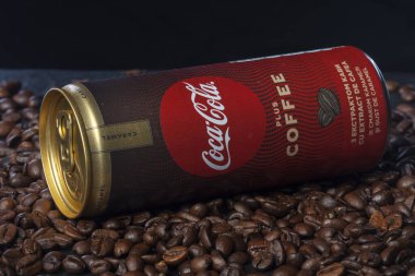 Kiev, Ukrayna - 11 Mayıs 2020: Coca-Cola demir kutusu artı kahve, yeni bir Coca-Cola yeniliği. Kahve çekirdeği