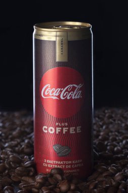 Kiev, Ukrayna - 11 Mayıs 2020: Coca-Cola demir kutusu artı kahve, yeni bir Coca-Cola yeniliği. Kahve çekirdeği